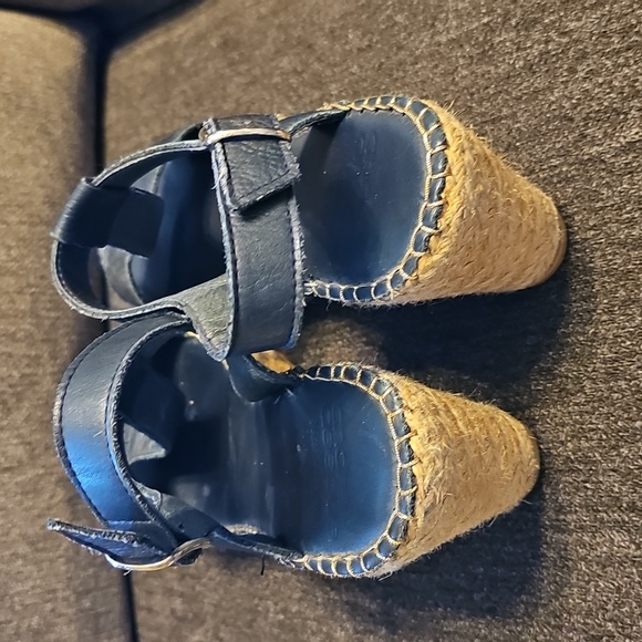 🥰😍Andre Assous Navy Leather Sandals - Picture 4 of 6